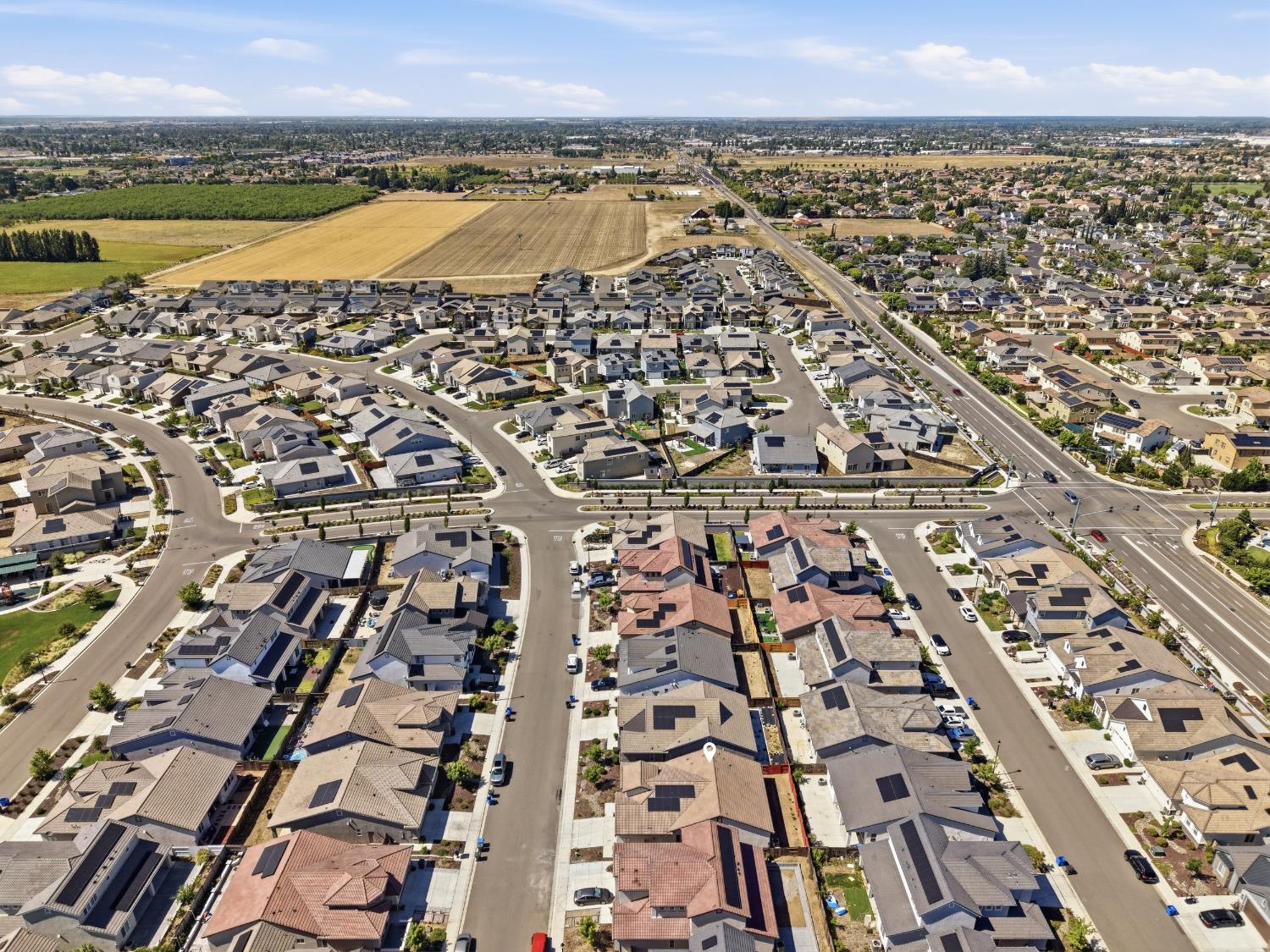 2466 Paramount Ln, Manteca, CA 95337