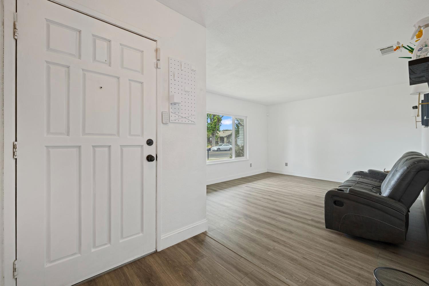 3225 Nightingale Dr, Modesto, CA 95356