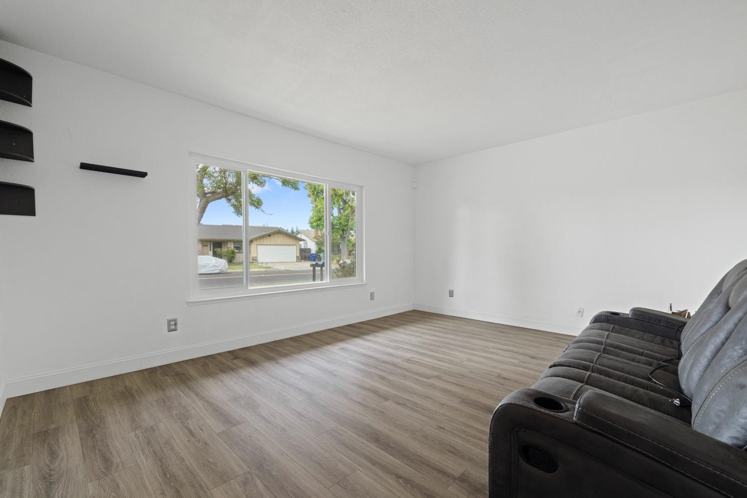 3225 Nightingale Dr, Modesto, CA 95356