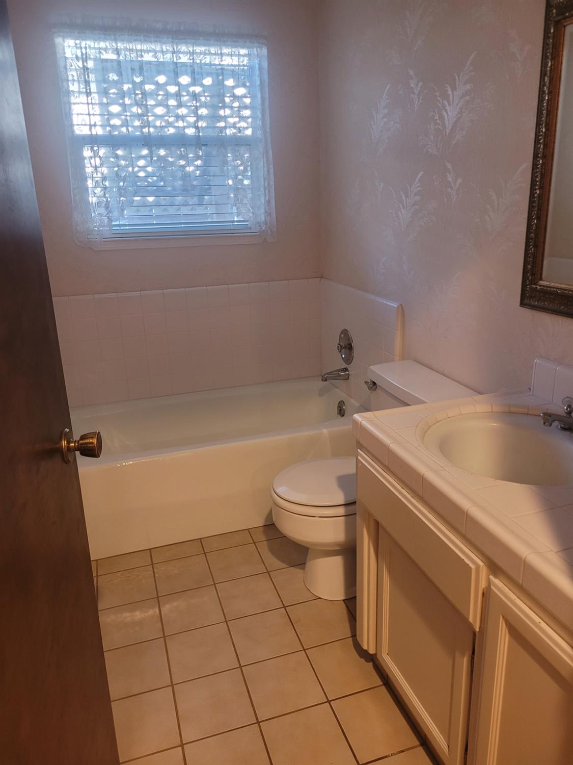 1677 Poplar St, Oakdale, CA 95361