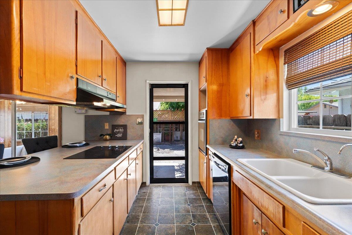 1718 Sandalwood Dr, Modesto, CA 95350