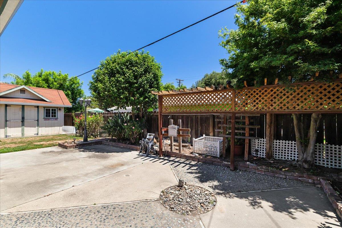 1718 Sandalwood Dr, Modesto, CA 95350