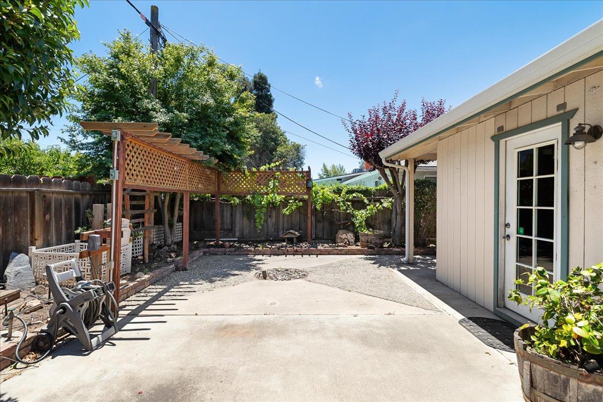 1718 Sandalwood Dr, Modesto, CA 95350