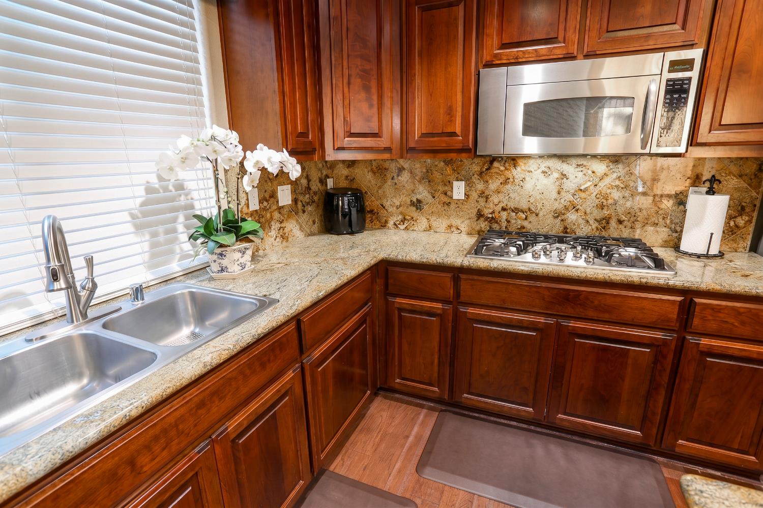 211 Las Palmas St, Los Banos, CA 93635