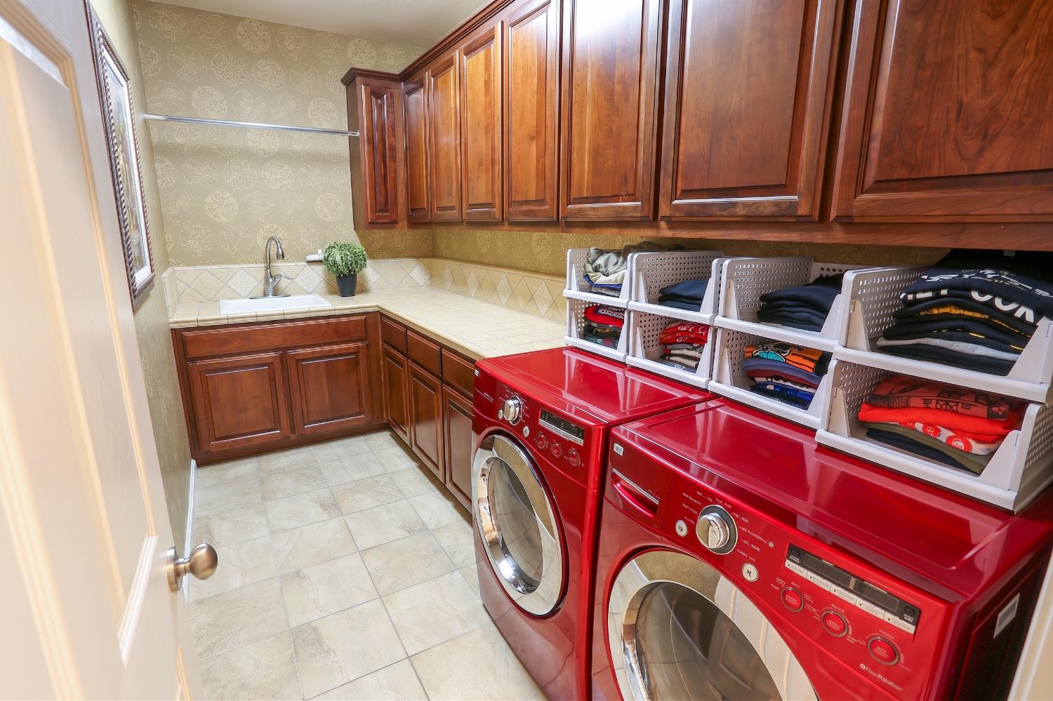 211 Las Palmas St, Los Banos, CA 93635
