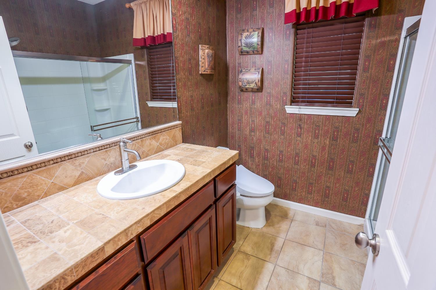211 Las Palmas St, Los Banos, CA 93635