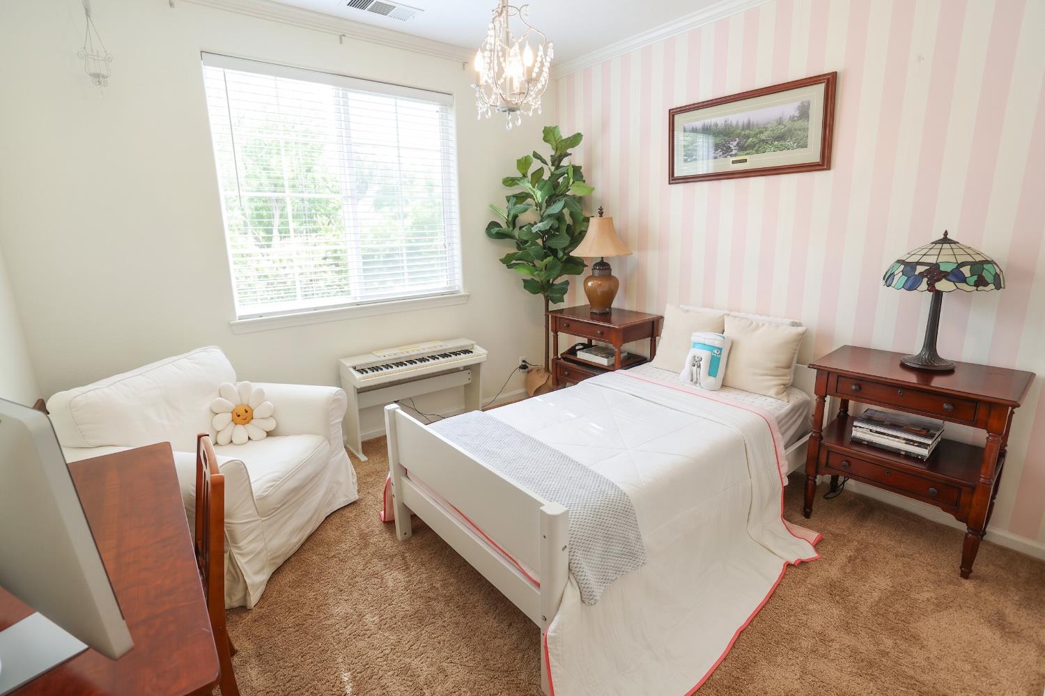 211 Las Palmas St, Los Banos, CA 93635
