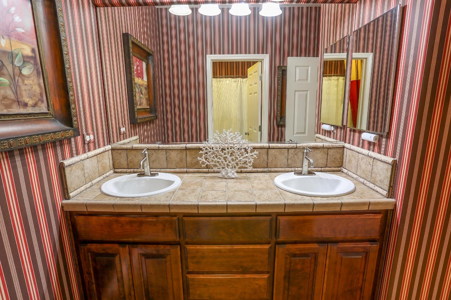 211 Las Palmas St, Los Banos, CA 93635
