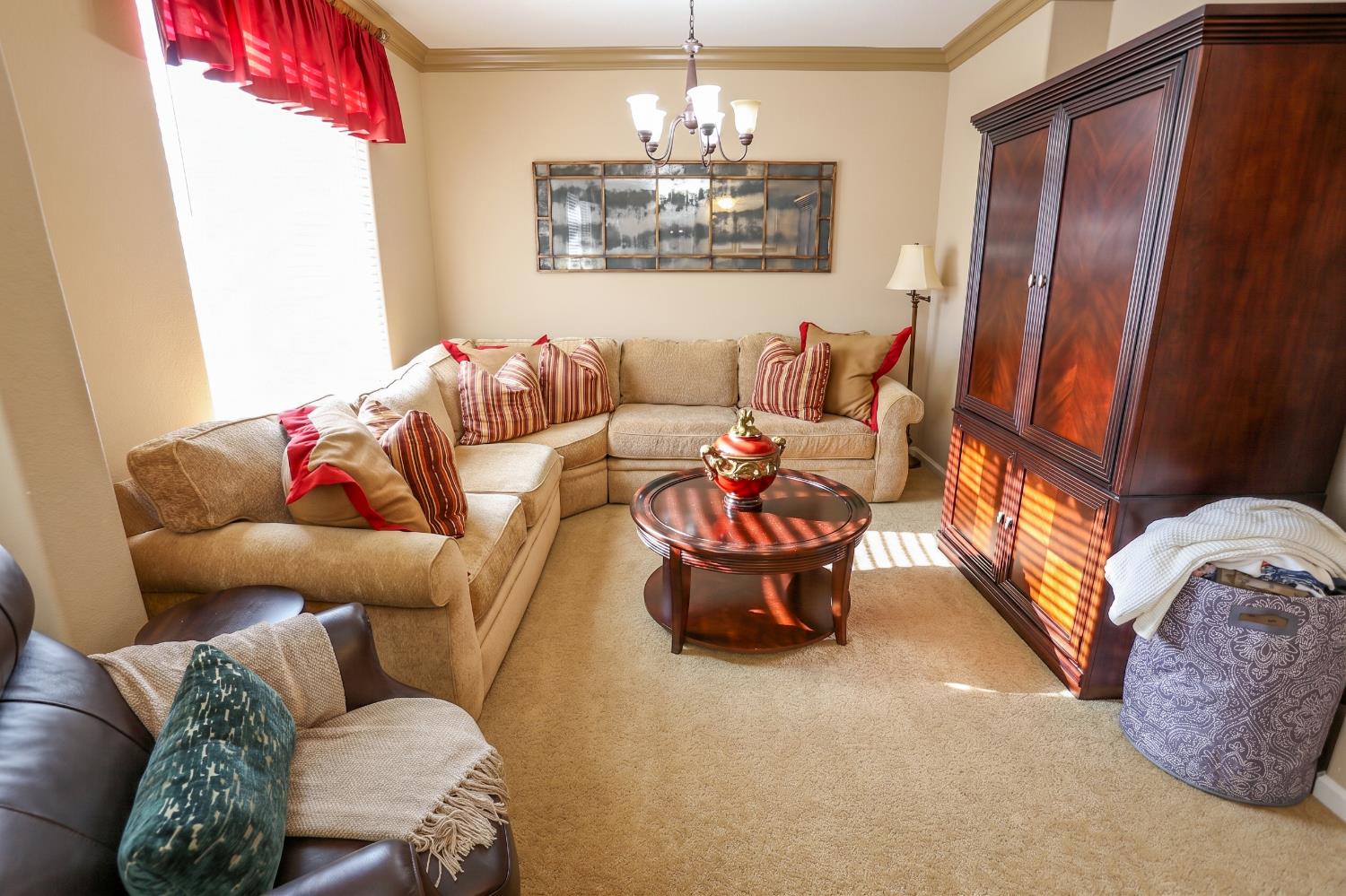 211 Las Palmas St, Los Banos, CA 93635