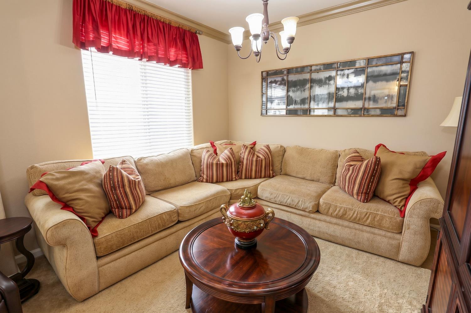 211 Las Palmas St, Los Banos, CA 93635