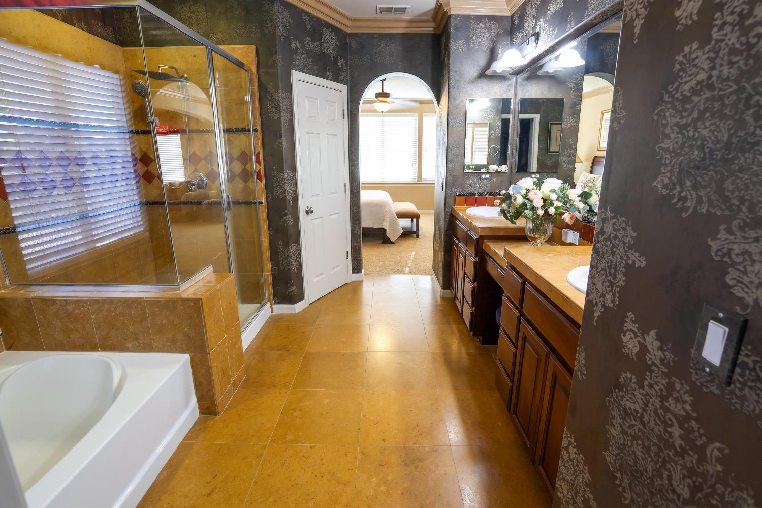 211 Las Palmas St, Los Banos, CA 93635