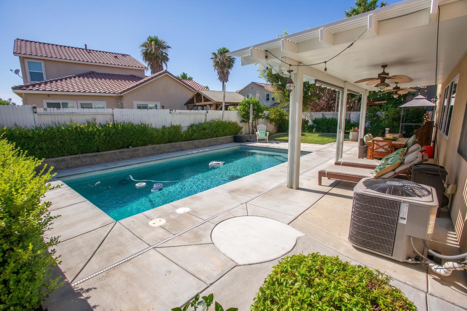 211 Las Palmas St, Los Banos, CA 93635