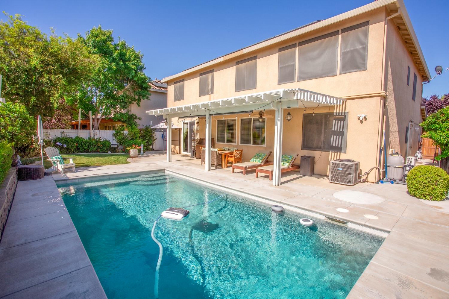 211 Las Palmas St, Los Banos, CA 93635