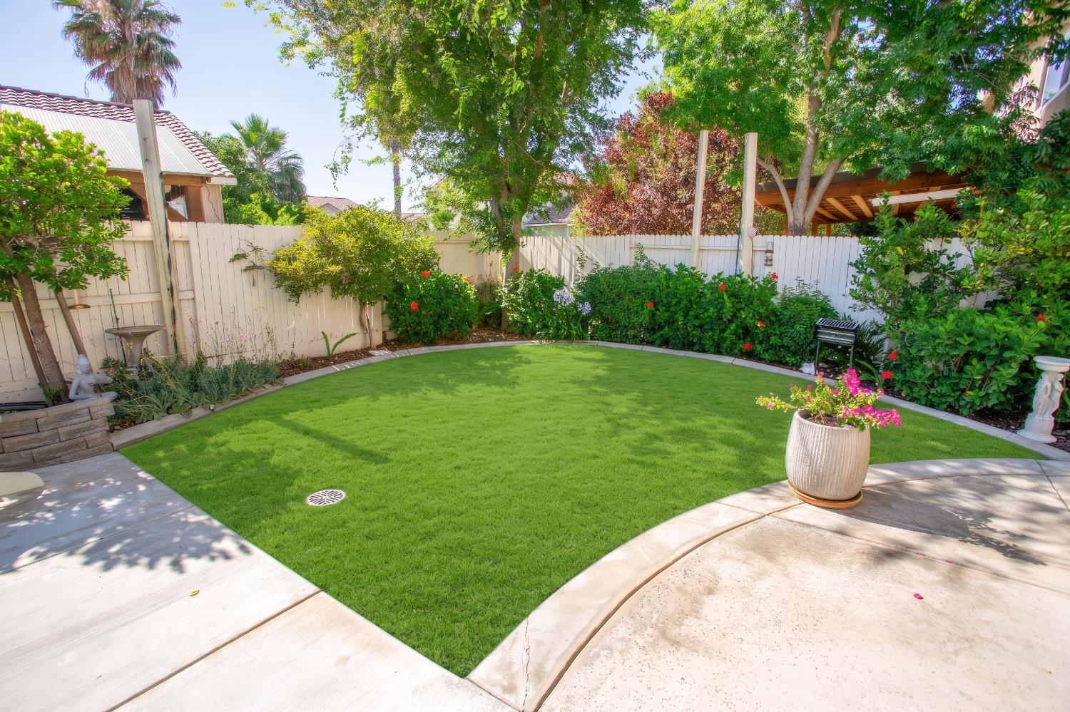 211 Las Palmas St, Los Banos, CA 93635