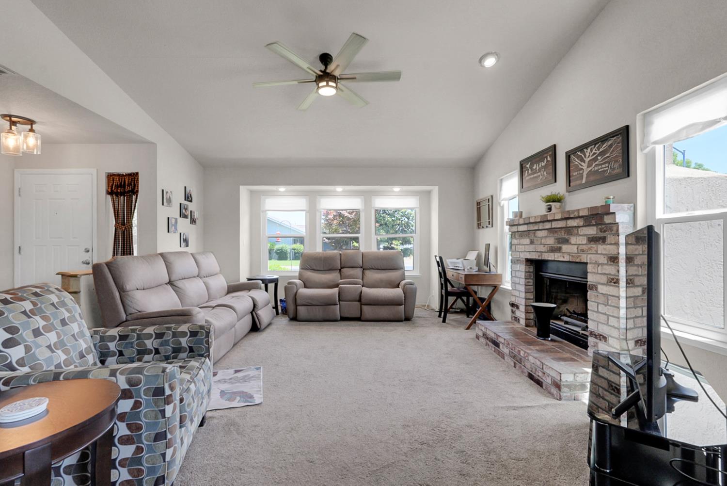 5713 Prince Edward Ln, Riverbank, CA 95367