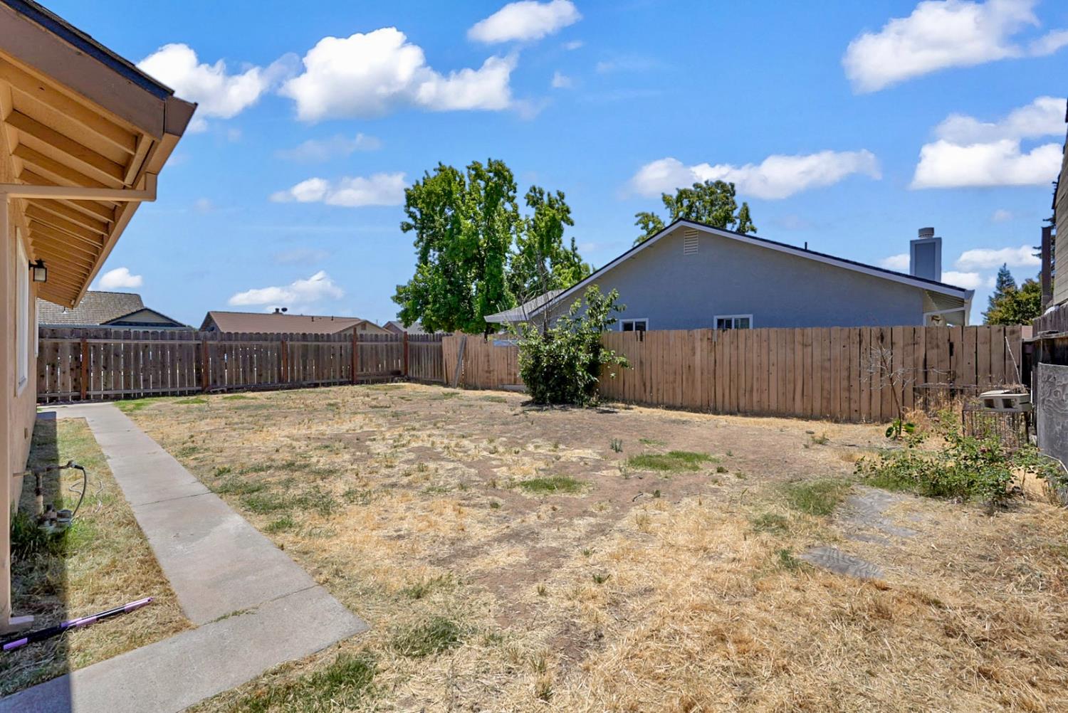 5713 Prince Edward Ln, Riverbank, CA 95367