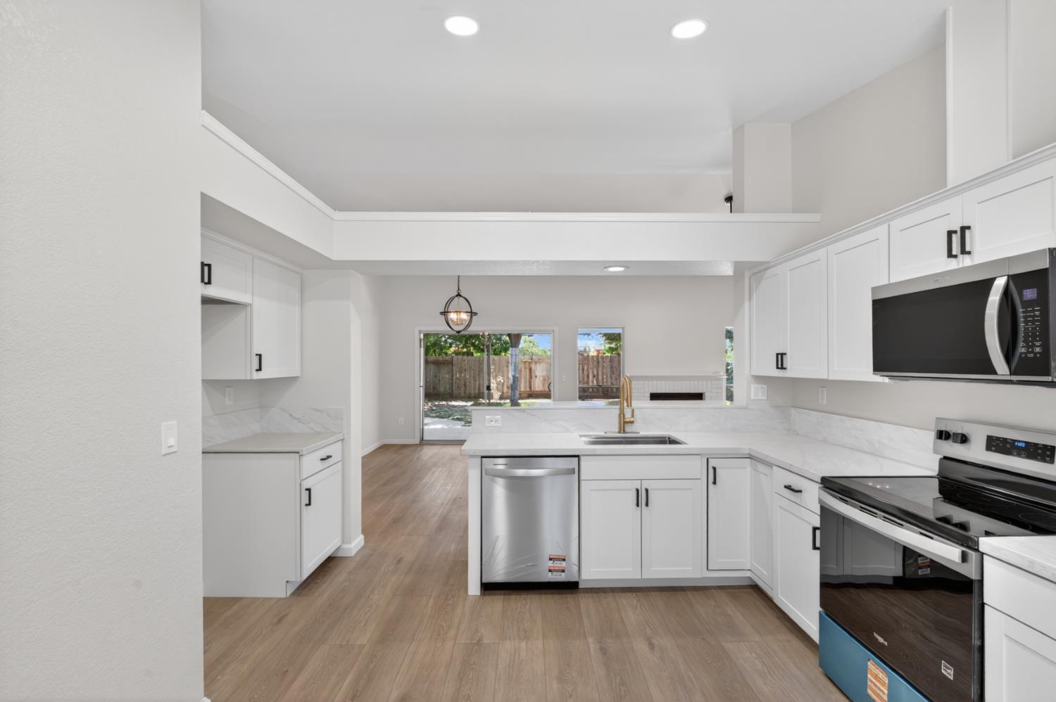 2248 Country Manor Dr, Riverbank, CA 95367