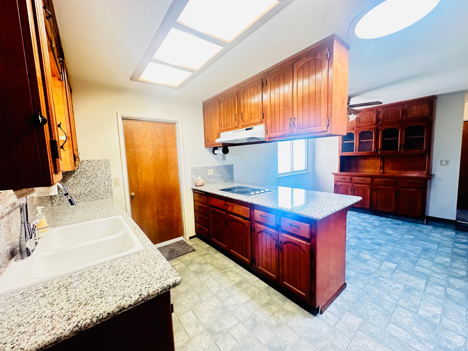 1633 Walnut, Escalon, CA 95320