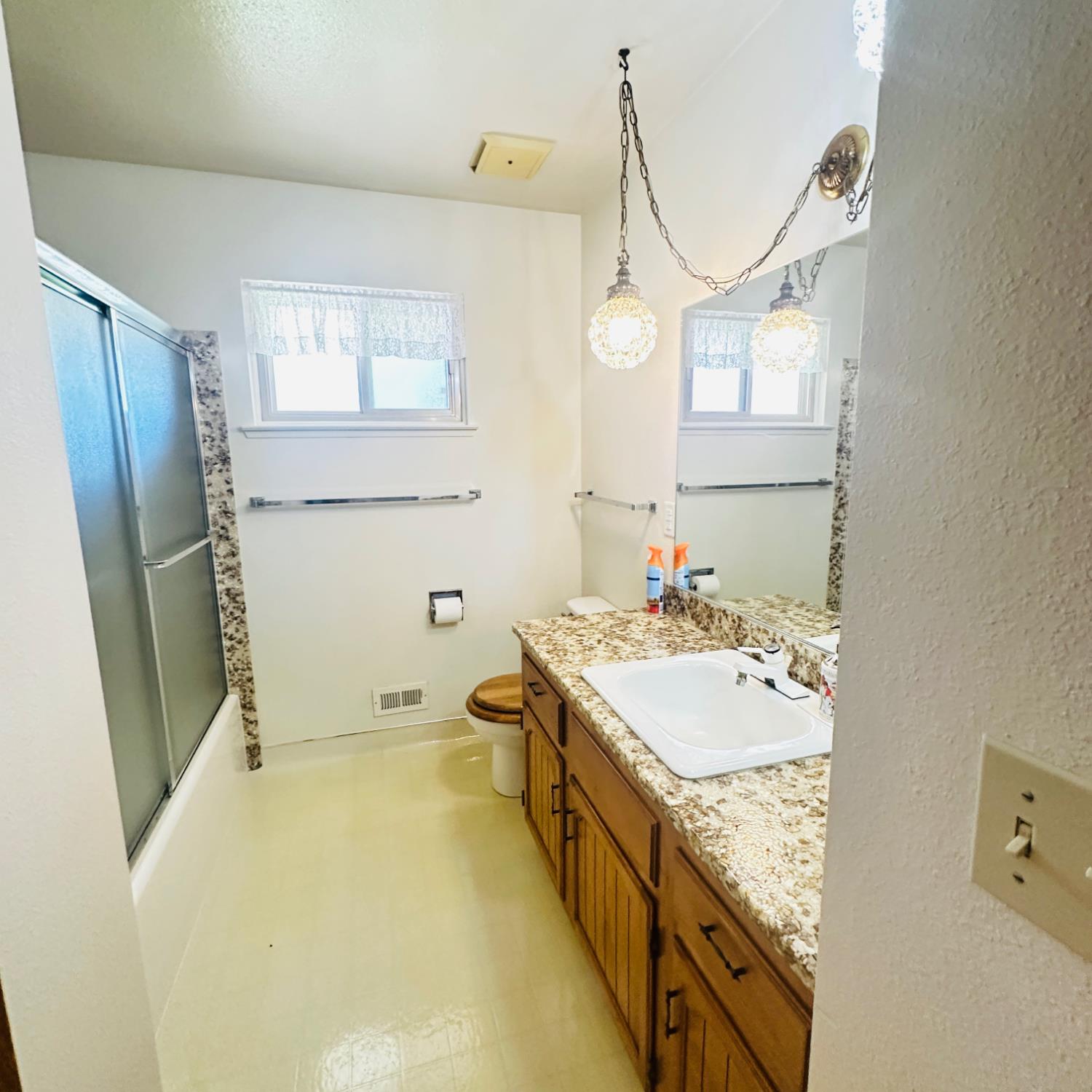 1633 Walnut, Escalon, CA 95320