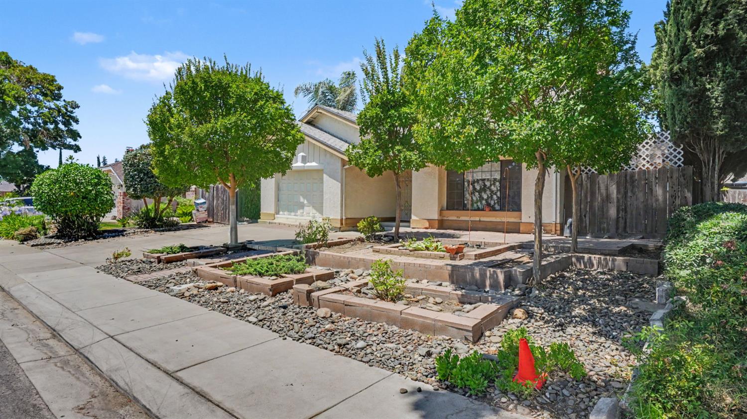 2701 Twin Oak Ln, Modesto, CA 95355