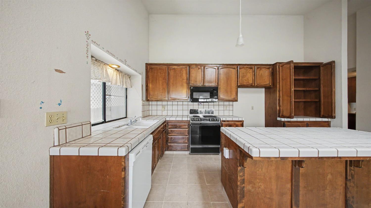 2701 Twin Oak Ln, Modesto, CA 95355