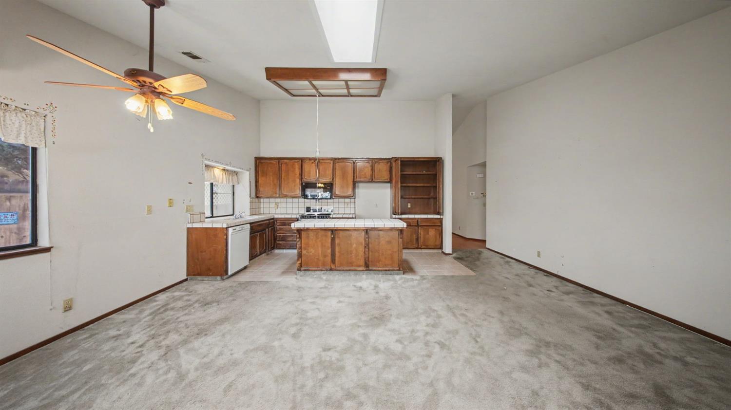 2701 Twin Oak Ln, Modesto, CA 95355