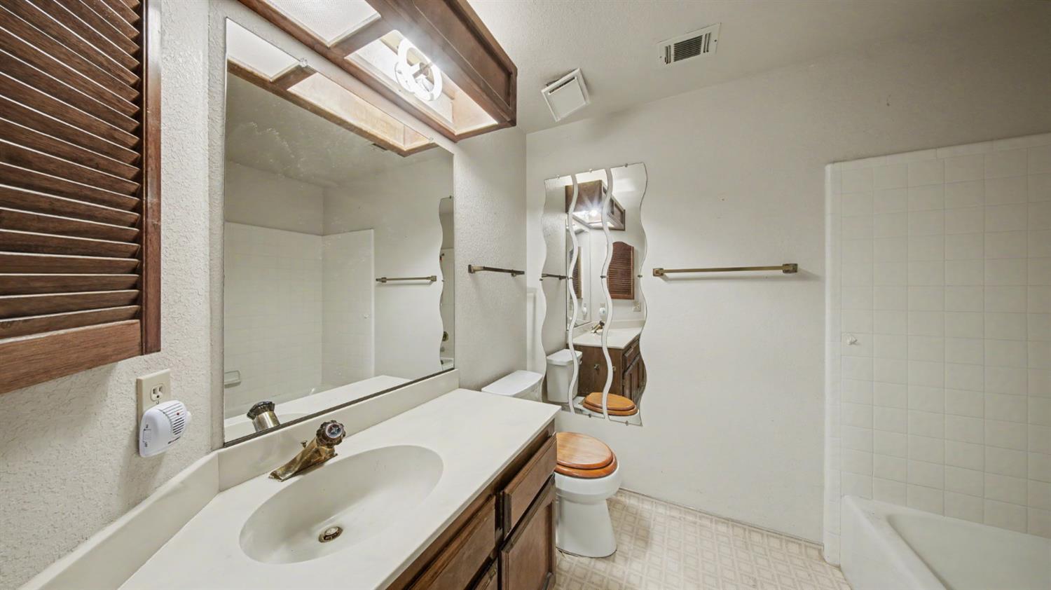 2701 Twin Oak Ln, Modesto, CA 95355