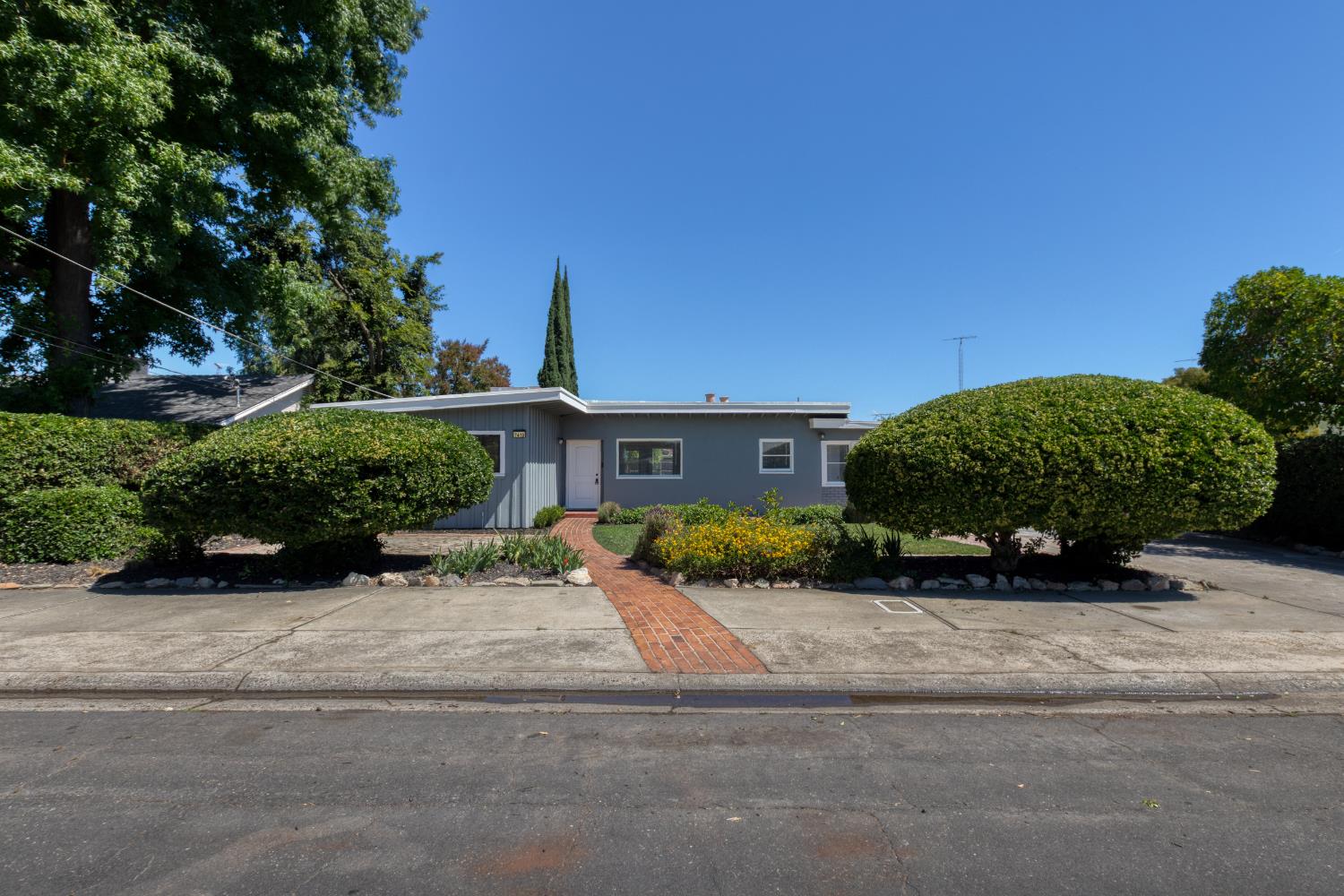 7419 Pine St, Hughson, CA 95326