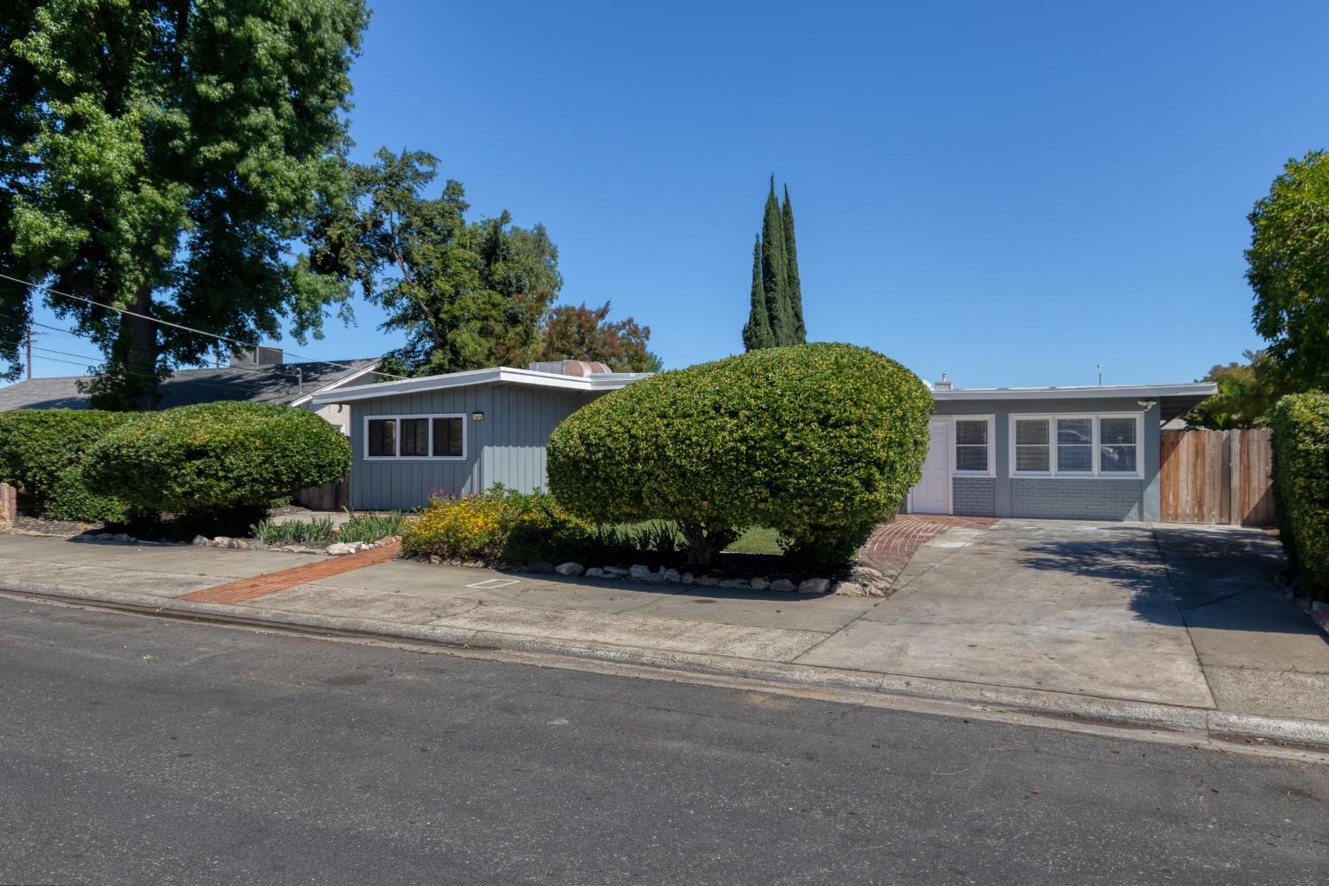 7419 Pine St, Hughson, CA 95326