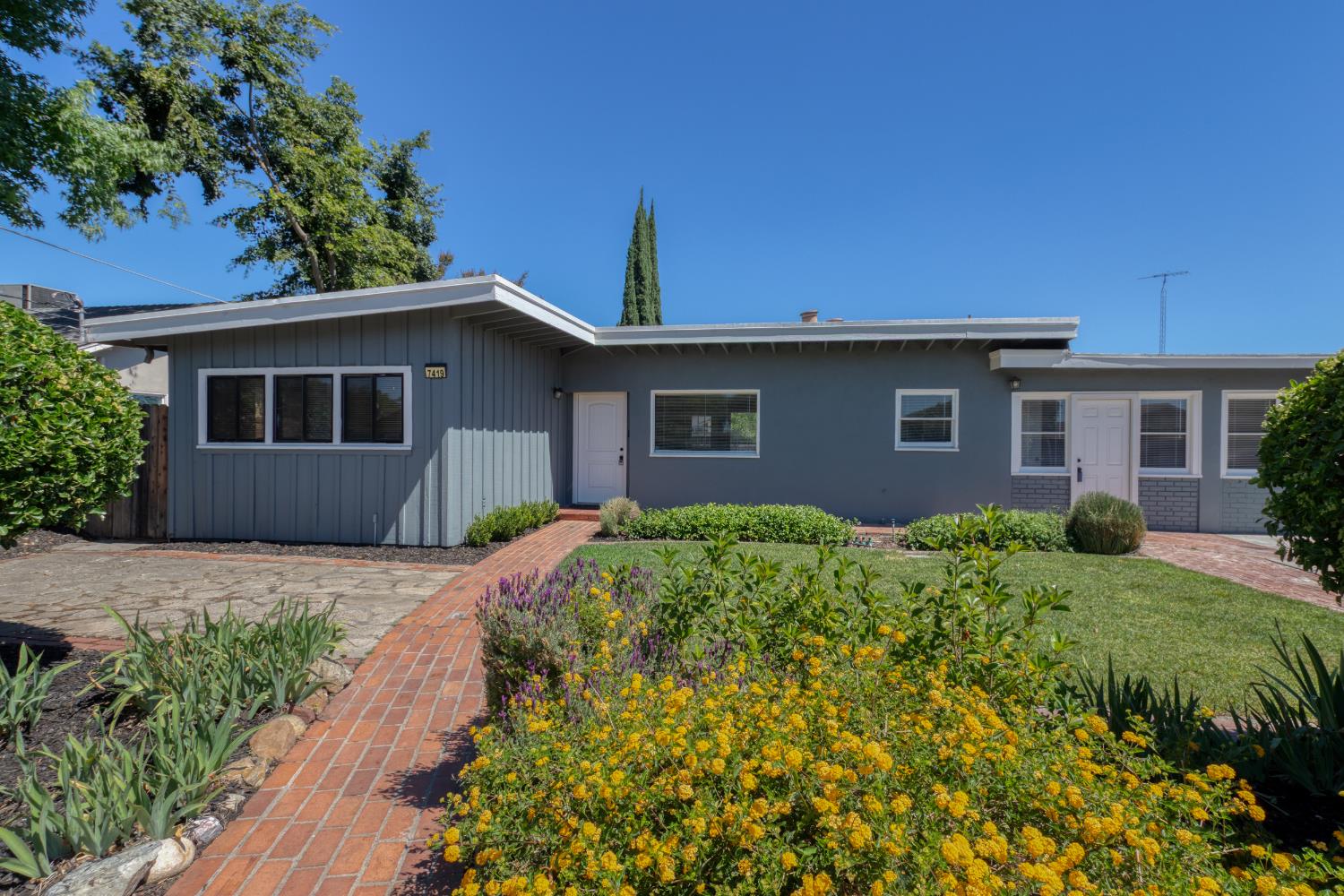 7419 Pine St, Hughson, CA 95326