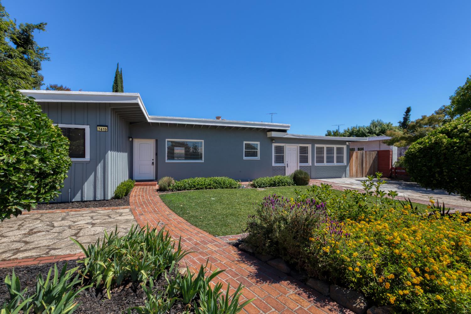 7419 Pine St, Hughson, CA 95326