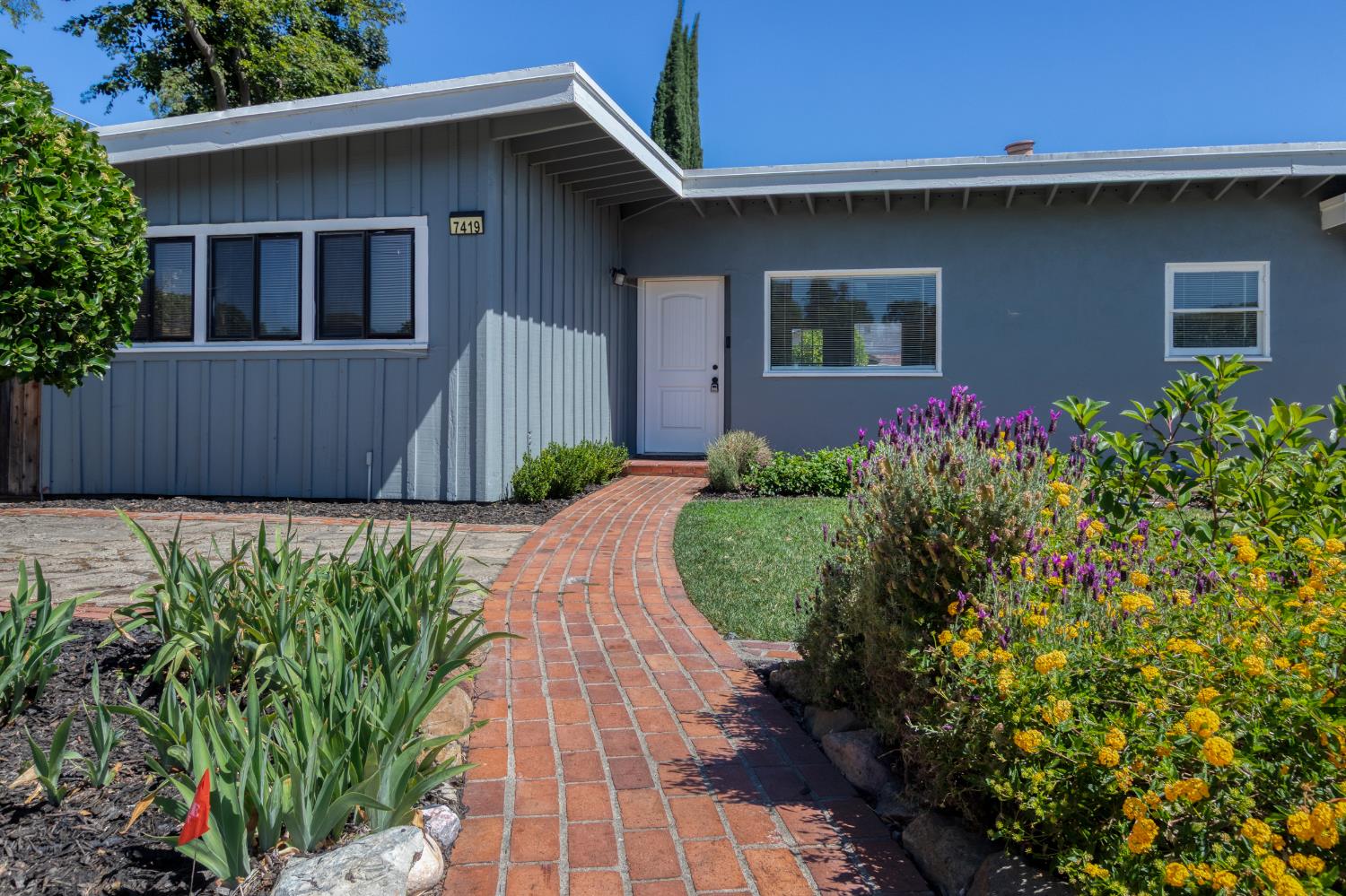 7419 Pine St, Hughson, CA 95326