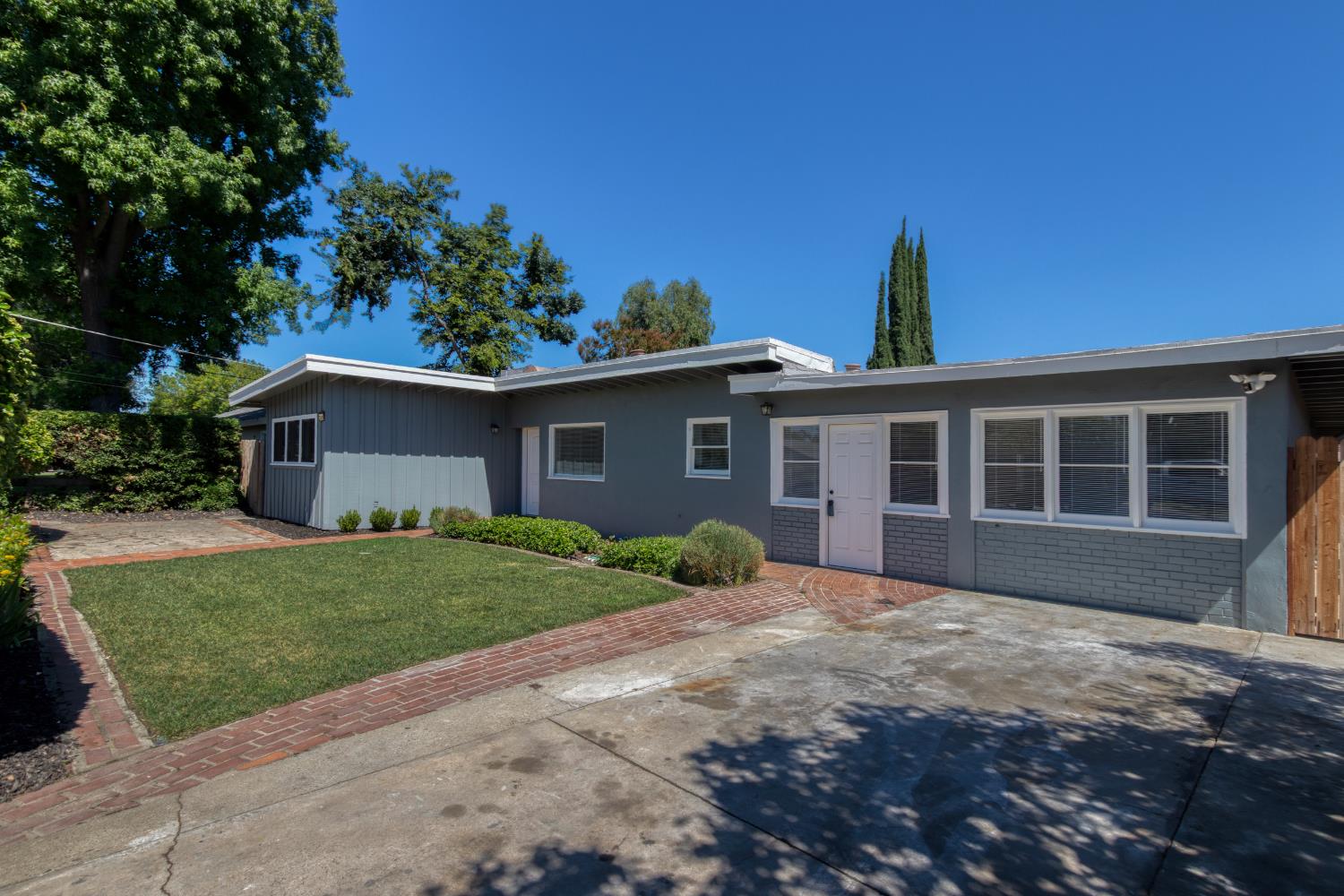 7419 Pine St, Hughson, CA 95326