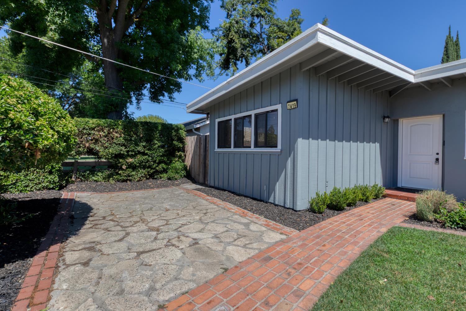 7419 Pine St, Hughson, CA 95326