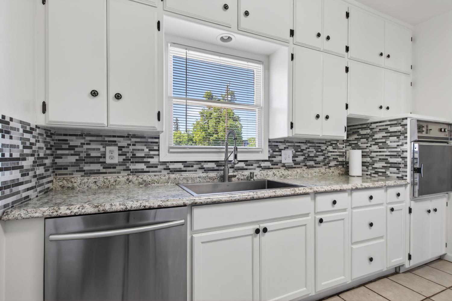 7419 Pine St, Hughson, CA 95326