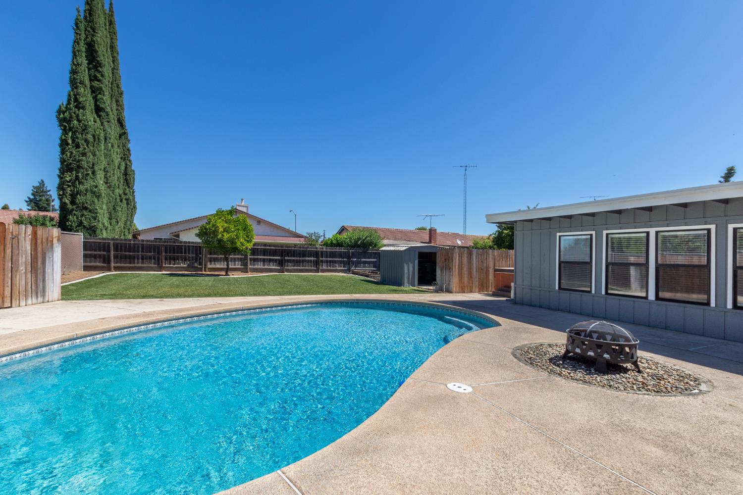 7419 Pine St, Hughson, CA 95326