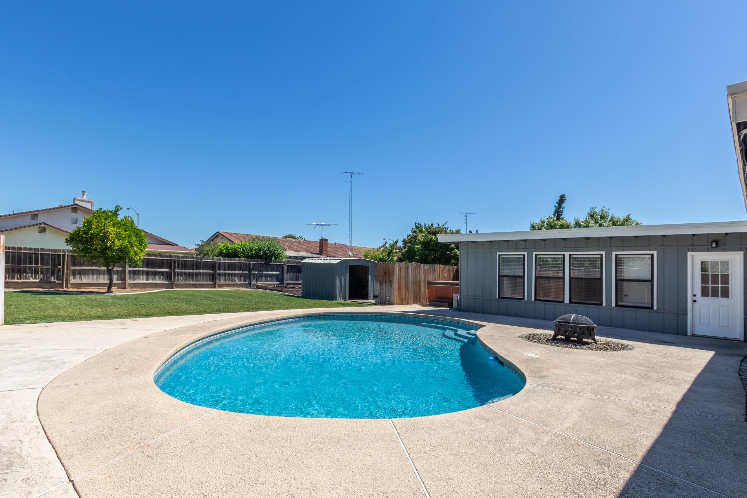 7419 Pine St, Hughson, CA 95326