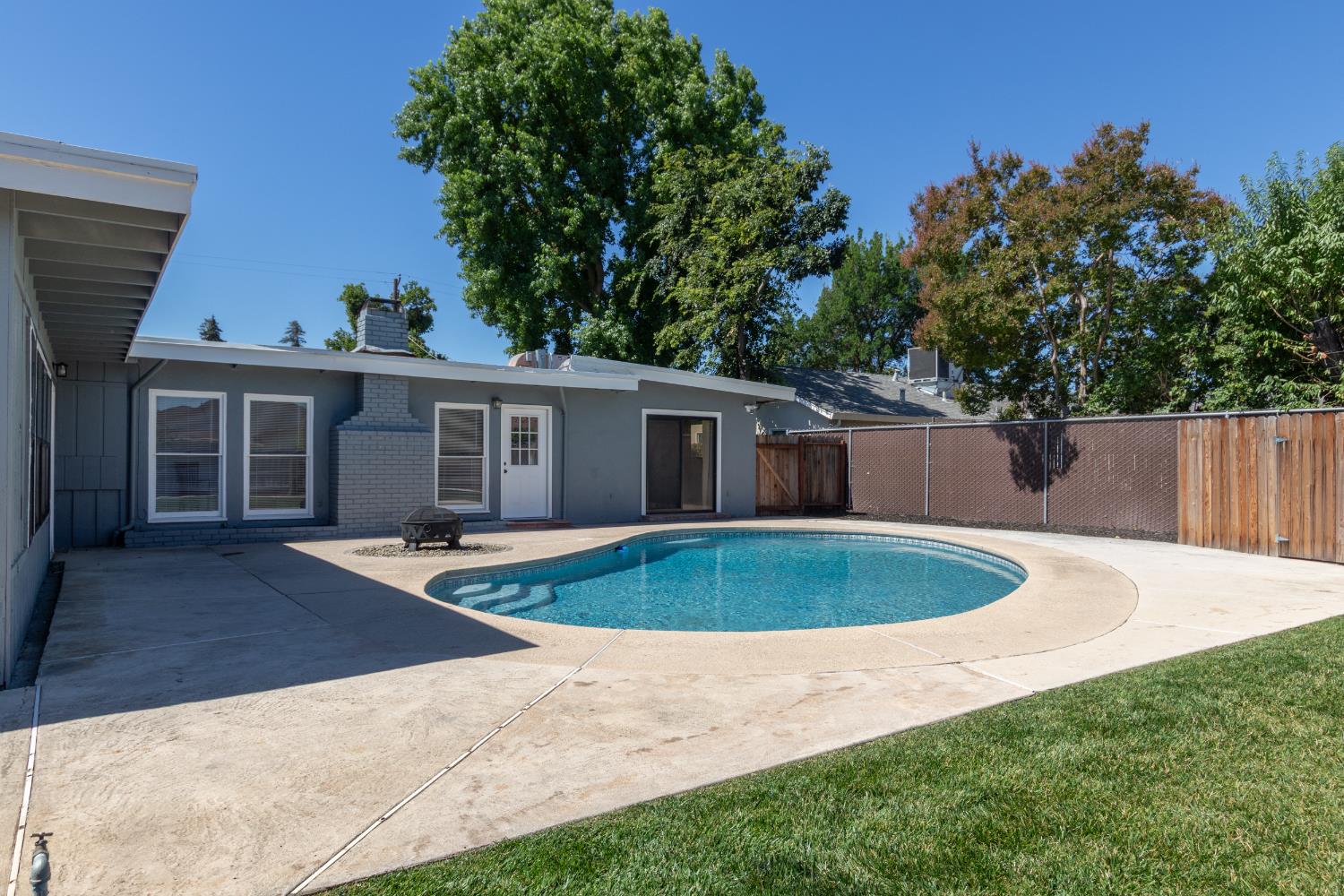 7419 Pine St, Hughson, CA 95326