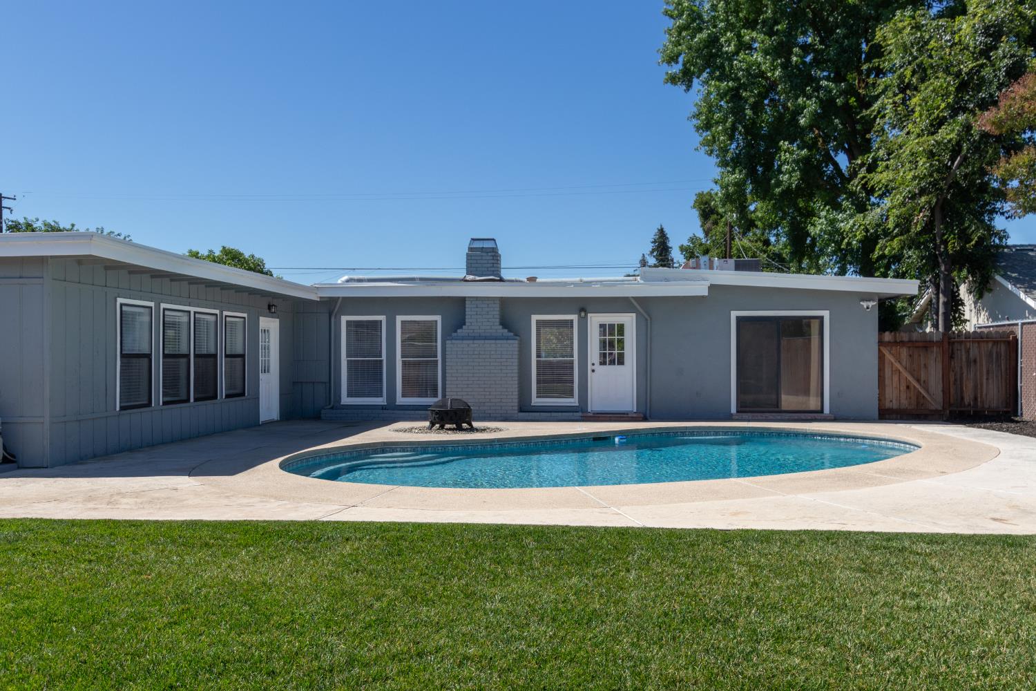 7419 Pine St, Hughson, CA 95326