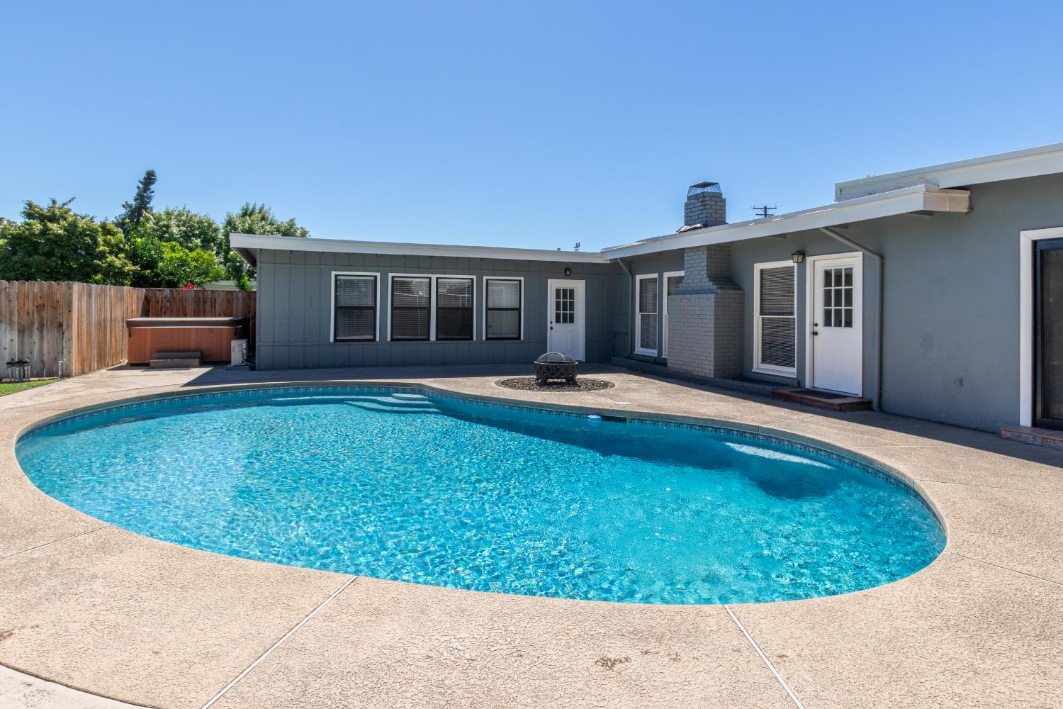 7419 Pine St, Hughson, CA 95326