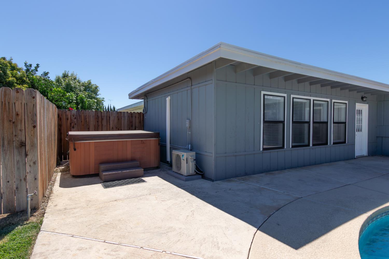 7419 Pine St, Hughson, CA 95326