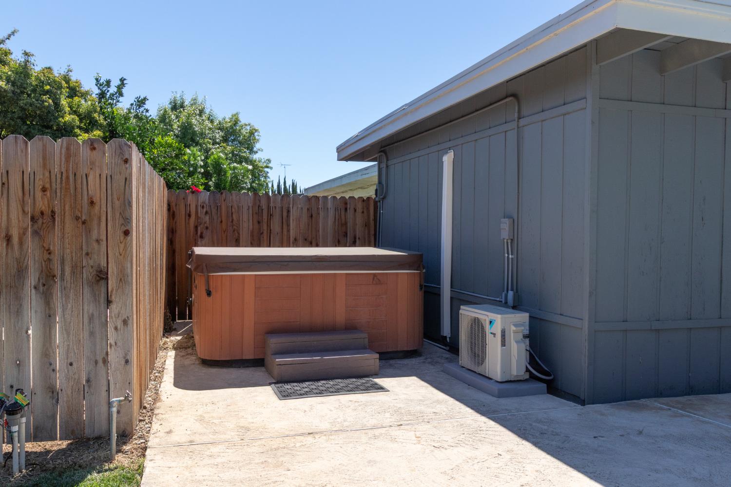 7419 Pine St, Hughson, CA 95326
