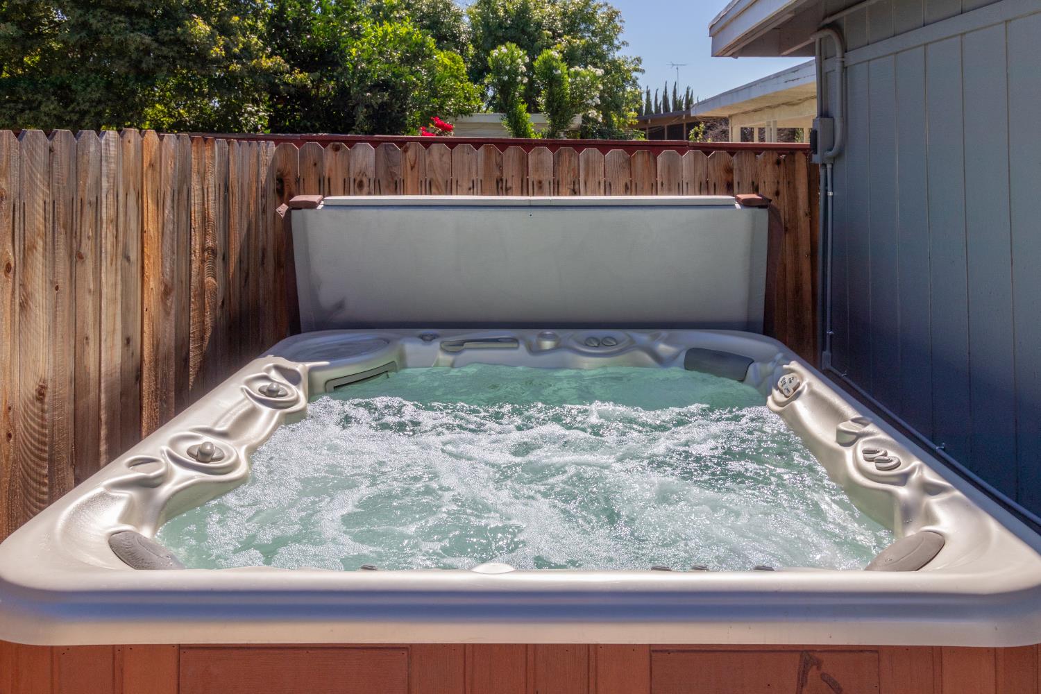 7419 Pine St, Hughson, CA 95326