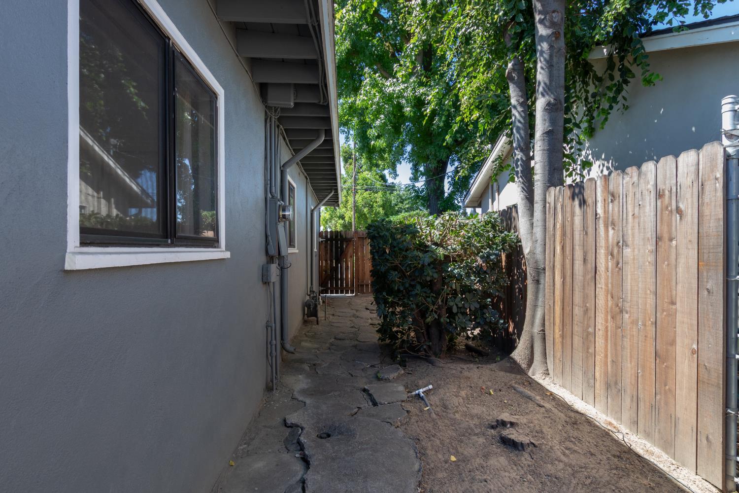 7419 Pine St, Hughson, CA 95326