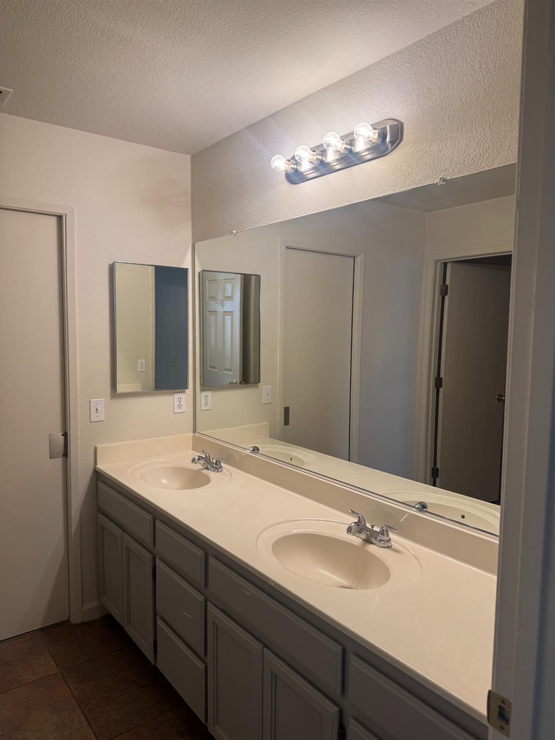 2529 Rushing River Dr, Modesto, CA 95351