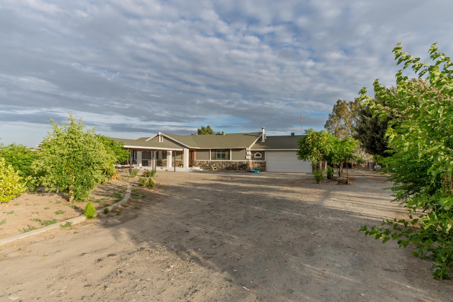 1581 W Cardella Rd, Merced, CA 95348