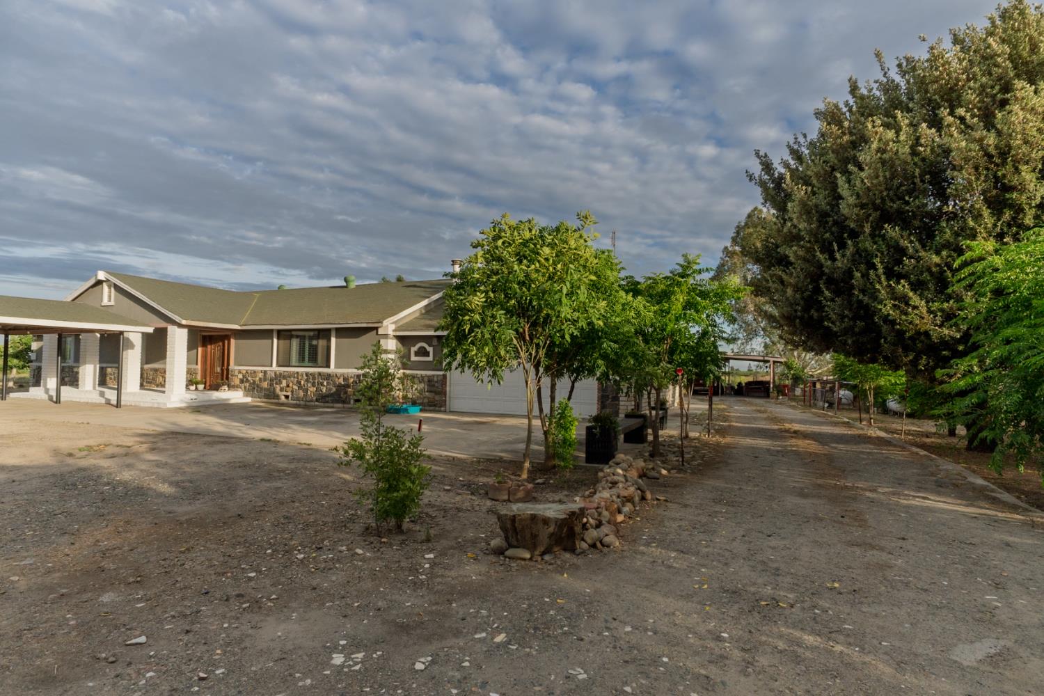 1581 W Cardella Rd, Merced, CA 95348