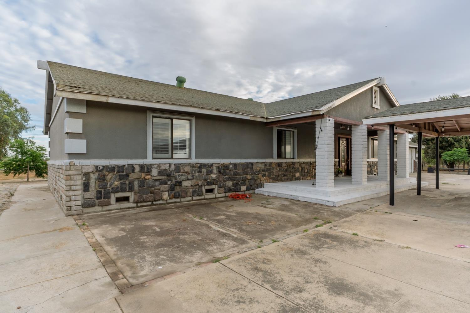 1581 W Cardella Rd, Merced, CA 95348