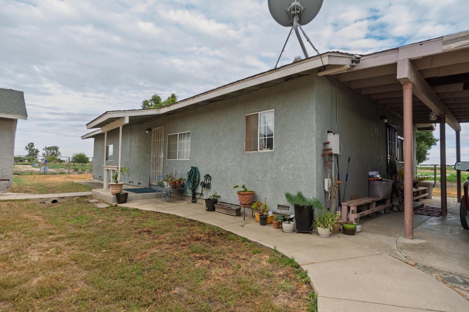 1581 W Cardella Rd, Merced, CA 95348