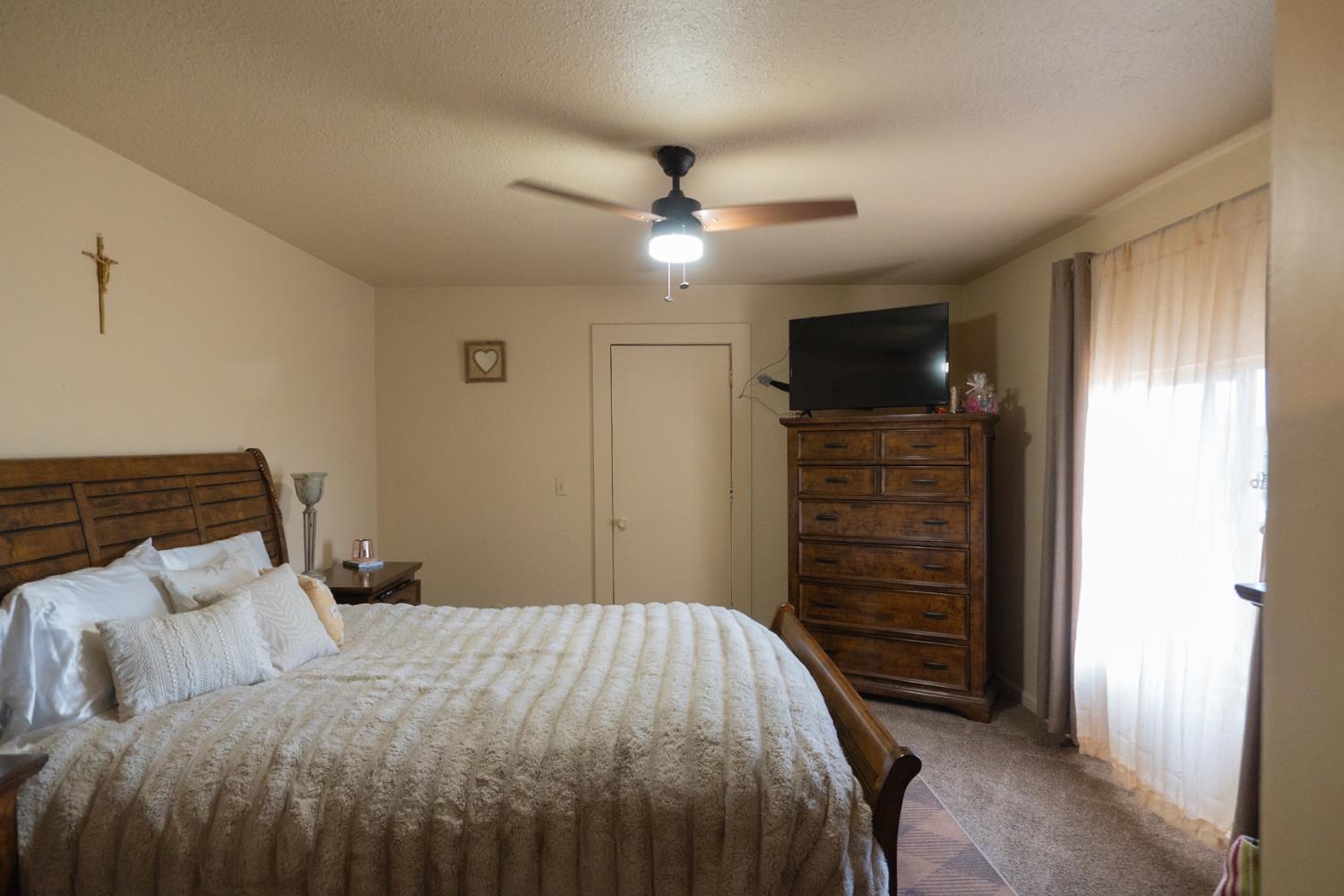 1581 W Cardella Rd, Merced, CA 95348